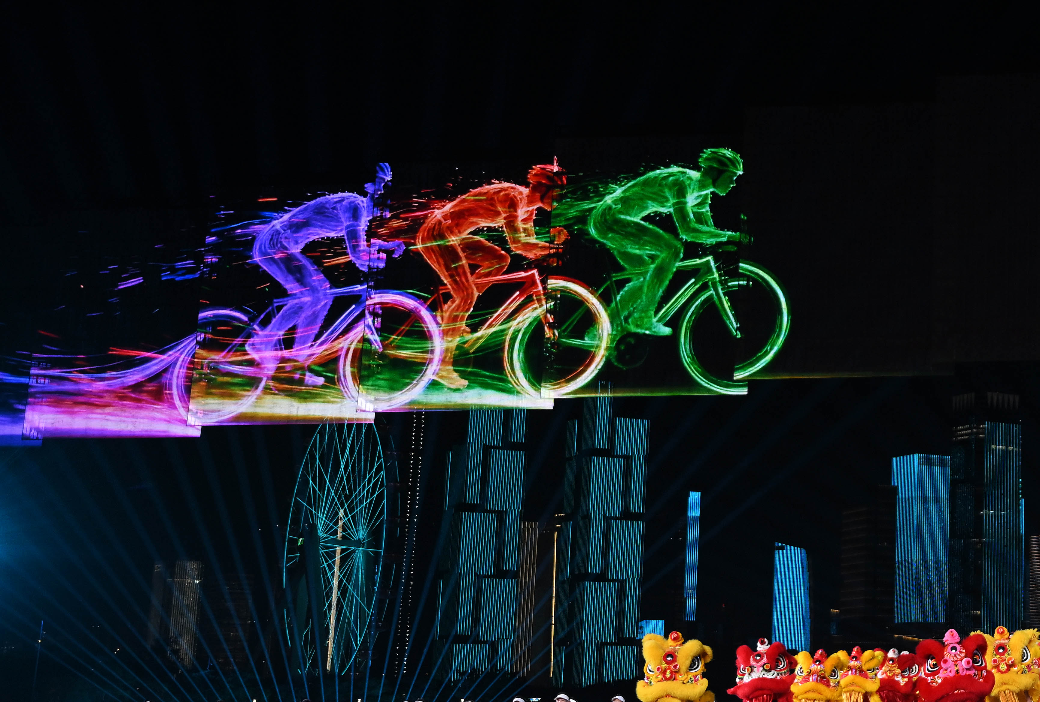 ↑ 演员在闭幕式现场表演。 新华社记者 陈思汗 摄